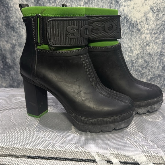 Sorel Medina III black rubber waterproof high heeled boot green accents neoprene - Picture 2 of 7